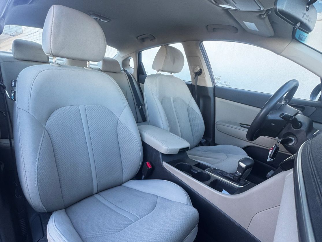 2016 KIA Optima GL - Photo 11