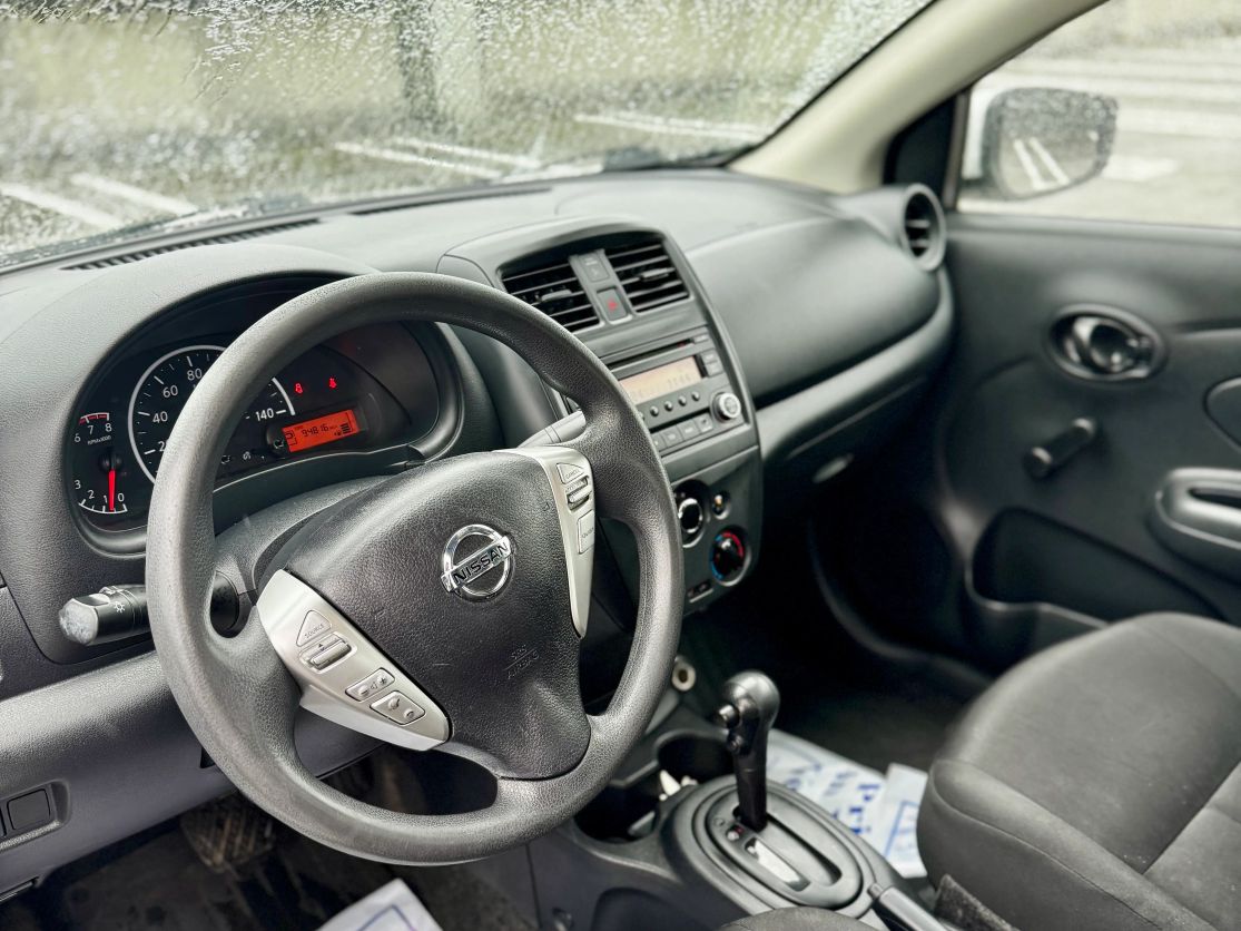 2017 NISSAN Versa - Photo 9